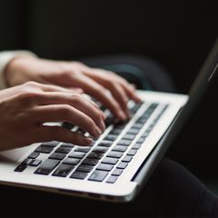 Hände am Laptop