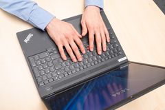 Hände auf der Tastatur