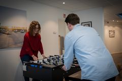 Zwei Mitarbeitende spielen Tischfußball