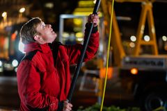 Eine Gebäudereinigerin arbeitet im Osmose-Verfahren