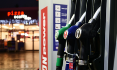 Dystrybutor paliwa i w tle stacja