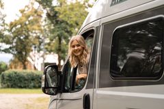 Foto AVP CAMPINGLAND, Frau schaut aus Camper heraus