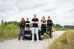 Azubis des AVP AUTOLAND vor dem Azubiflitzer