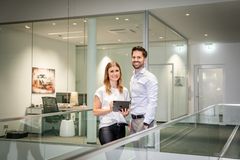 Mitarbeiter in einer Besprechung am Gang