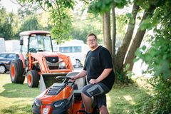 Hausmeister am Rasenmähen