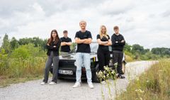 Azubis des AVP AUTOLAND vor dem Azubiflitzer