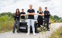 Azubis des AVP AUTOLAND vor dem Azubiflitzer