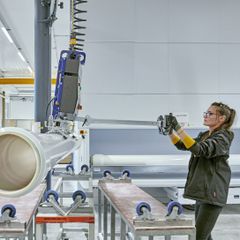 Eine Mitarbeiterin bei der Arbeit in der Membranfertigung.