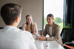 2 Studentinnen und ein Student tauschen sich zum Studium im Besprechhungsraum aus.