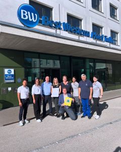 9 Mitarbeiter vor dem Hotel