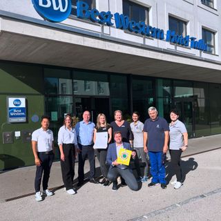 9 Mitarbeiter vor dem Hotel