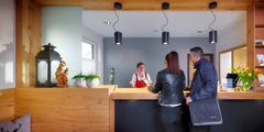 3 Personen an der Rezeption