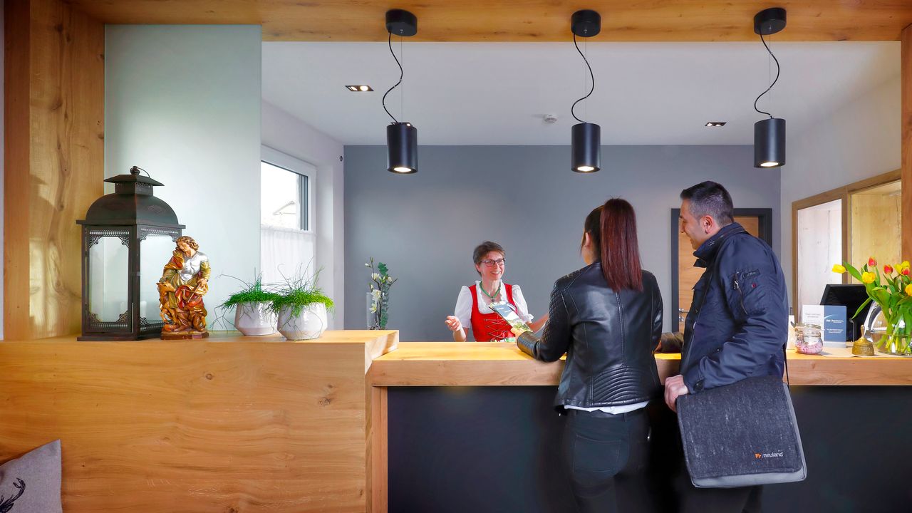 3 Personen an der Rezeption