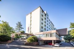 Mehrstöckiges Gebäude mit Bäumen