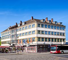 Mehrstöckiges Gebäude und mehreren Flaggen