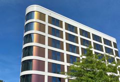 Best Western Hotel Airport Frankfurt, Modernes Gebäude mit runder Ecke und großen Fenstern