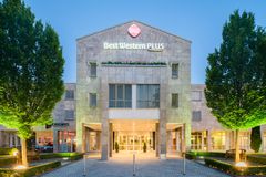 Modernes Hotel mit großen Fenstern und beleuchtetem Eingangsbereich