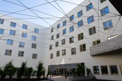 Best Western Hotel  Spinnerei Linz​, Modernes Gebäude mit weißer Fassade und vielen Fenstern