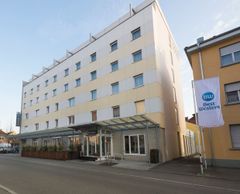 Mehrstöckiges Gebäude mit Best Western-Flagge und gläsernem Eingang