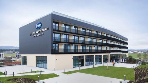 Best Western Parkhotel Hagenberg Best Western Park Hotel mit Balkonen und Grünfläche davor