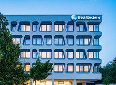 Mehrstöckiges Gebäude mit Best Western-Logo und auffälligen Fenstern