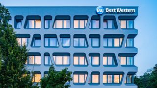 Mehrstöckiges Gebäude mit Best Western-Logo und auffälligen Fenstern