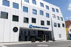 Best Western Hotel  Spinnerei Linz​, Modernes Gebäude mit weißer Fassade und vielen Fenstern