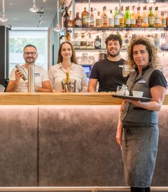 4 Personen an der Bar