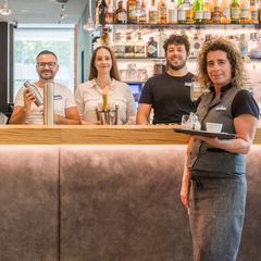 4 Personen an der Bar