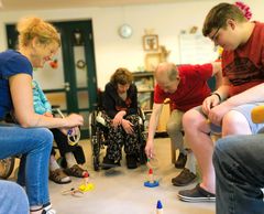 Auf diesem Bild betätigen sich Menschen mit Behinderung spielerisch.