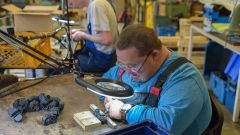 Das Foto zeigt eine Alltagssituation in einer Werkstatt für Menschen mit Beeinträchtigung