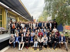 Ein Gruppenfoto von Mitarbeiterinnen und Mitarbeitern