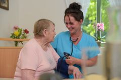 eine Pflegefachkraft mit 2 Seniorinnen