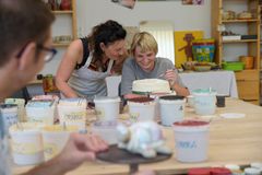 2 Personen mit Down-Syndrom umarmen sich