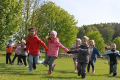 es spielen Kinder auf einem Spielplatz