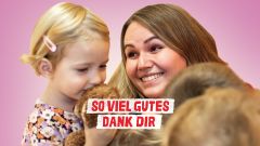 1.	Frau lächelt kleines Mädchen an. Mädchen kuschelt mit einem Teddy. So viel Gutes Dank dir.