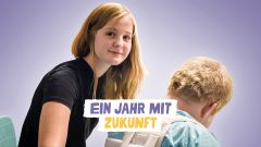 Eine junge Frau sitzt neben einem kleinen Jungen. Ein Jahr mit Zukunft