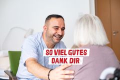Ein Pflegefachmann lacht eine Bewohnerin an. So viel Gutes dank dir.