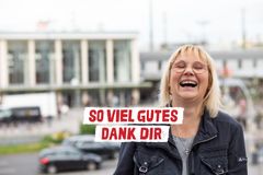 Eine Frau lacht. So viel Gutes dank dir.