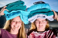 Zwei Frauen lächeln und halten Handtücher auf dem Kopf. Beziehungen gibt´s bei uns gratis dazu!