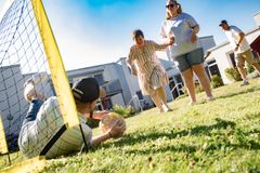 Zwei Männer und zwei Frauen spielen Fußball.