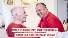 Mitarbeitender im Gespräch mit einem Klienten 