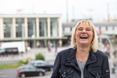 Eine Frau lacht