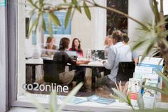 Team von co2online bei einem Meeting
