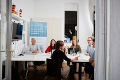 Team von co2online bei einem Meeting 