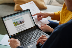Zwei Personen lesen den Newsletter auf dem Laptop