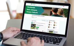 Person am Laptop sieht sich die Startseite von VierWende an 