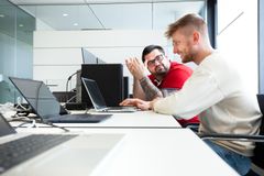 Unsere IT bei der Einrichtung von Hardware für neue Mitarbeitende