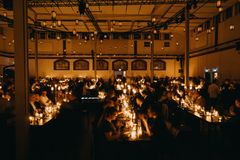 Collage mit Impressionen der Eventim Weihnachtsfeier 2024: Tanzende Personen auf der Bühne, stimmungsvolle Deko und ein festlich beleuchteter Raum.