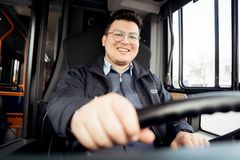 Azubi zur Fachkraft im Fahrbetrieb sitzt am Steuer eines Busses – ein praktischer Moment seiner Ausbildung im Bereich öffentlicher Verkehr.